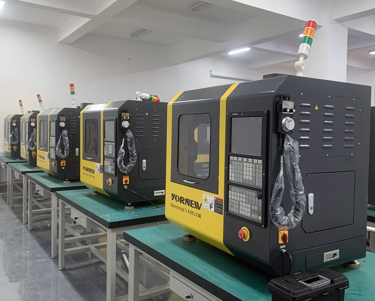 桌面式緊湊型五軸加工中心